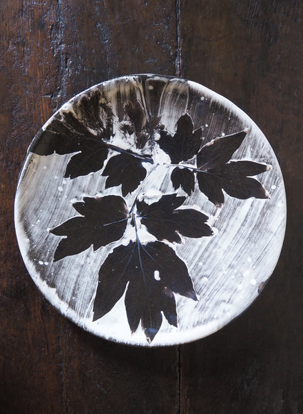 SASKIA SPENDER Medium Black and White Round Leaf Plate - 1