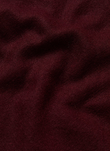 JANE CARR The Fray Wrap in Raisin, burgundy woven pure cashmere scarf – detail