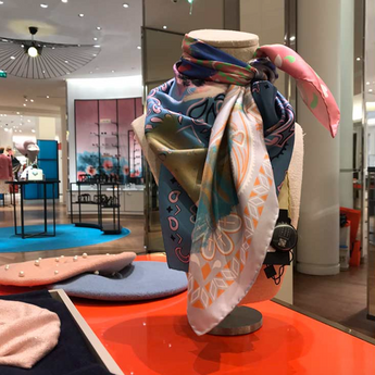 <div style=<ul><li><strong>IN-STORE </strong></li><li>S/S 19 AT LE BON MARCHE</li></div></ul>