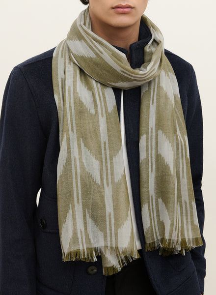 THE ZIG ZAG SCARF - Green and grey two tone pure cashmere woven scarf - model