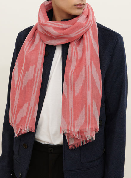 THE ZIG ZAG SCARF - Coral red two tone pure cashmere woven scarf - model