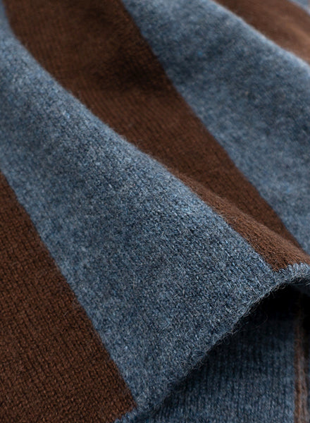 The College Scarf In Cashmere, Slate And Dark Brown - Detail 