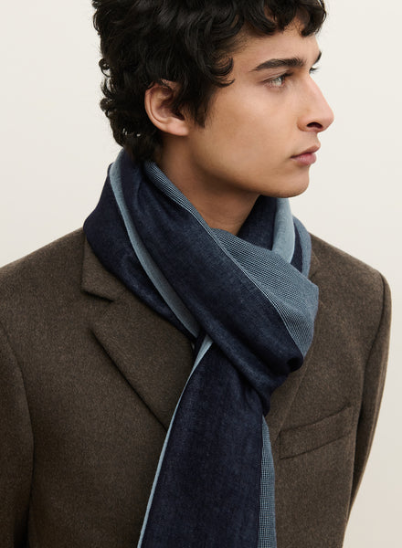 THE DOUBLE - Blue dual weave pure cashmere woven scarf - male model 1