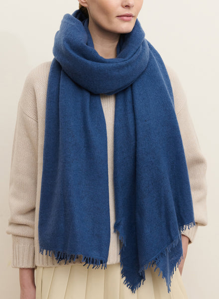 THE LUXE - Denim blue oversized pure cashmere knit wrap - Female model