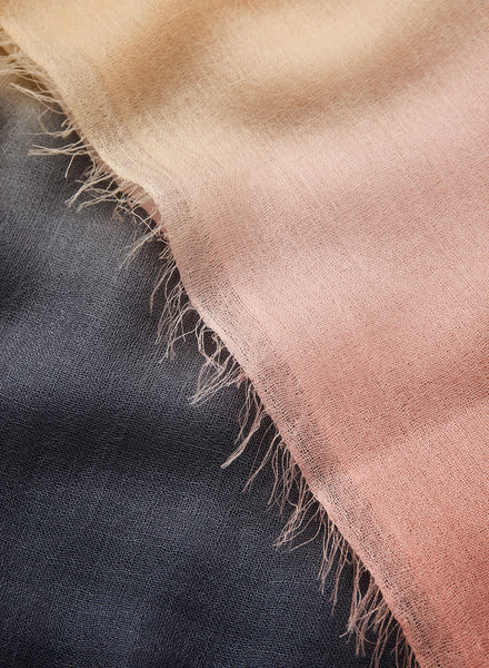 THE WAVE CARRÉ - Peach and purple hand painted cashmere dégradé square - detail