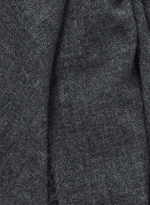 JANE CARR 210361-0814 The Fray Wrap - pure cashmere - Col. Granite detail 