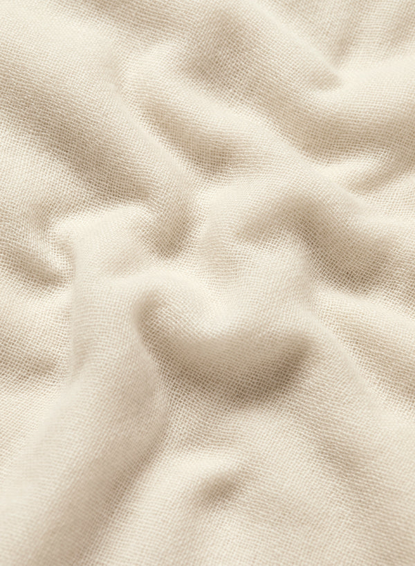 JANE CARR 210361-0817 The Fray Wrap - pure cashmere - Col. Ivory - Detail 