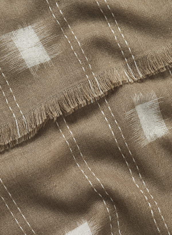 JANE CARR 220116-0853 The Ikat Scarf - cashmere - Col. Taupe - detail
