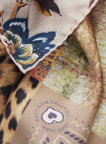 JANE CARR 220304-0203 The Hobo Square - Silk Twill - col. Biscotti - Detail
