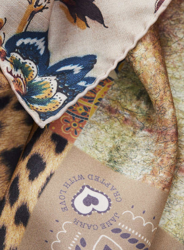 JANE CARR 220304-0203 The Hobo Square - Silk Twill - col. Biscotti - Detail