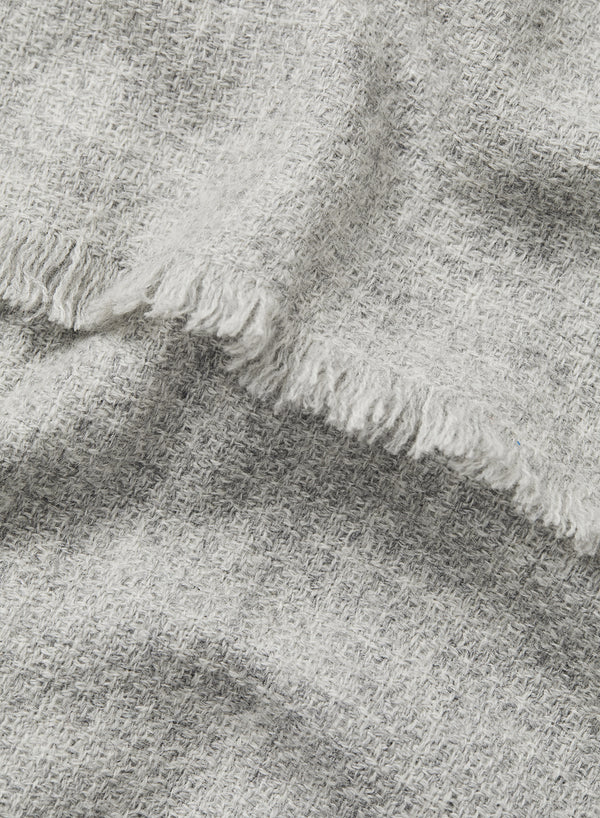 JANE CARR 220317-0824 The Hudson Scarf - Cashmere - col. Mist - Detail