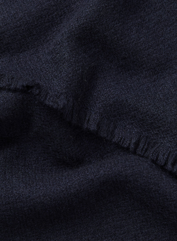 JANE CARR 220317-0827  The Hudson Scarf - Cashmere - col. Navy - Detail