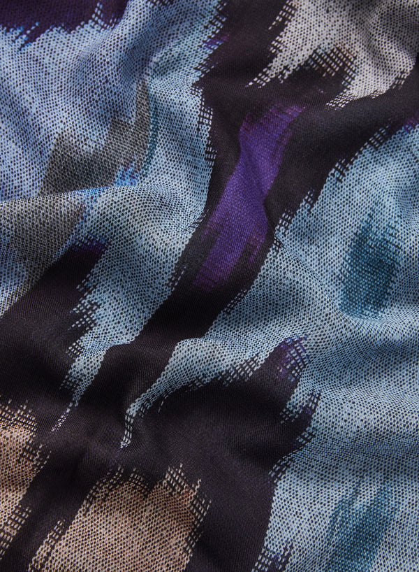 JANE CARR 230111-1101 The Ikat Wrap - Modal - Cashmere - col. Aegean - Detail 1