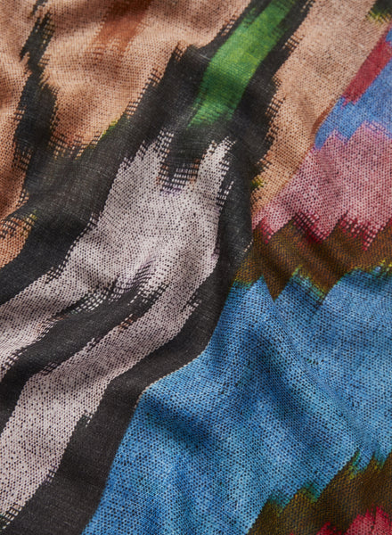 JANE CARR 230111-1145 The Ikat Wrap - Modal - Cashmere - col. Sunset - Detail