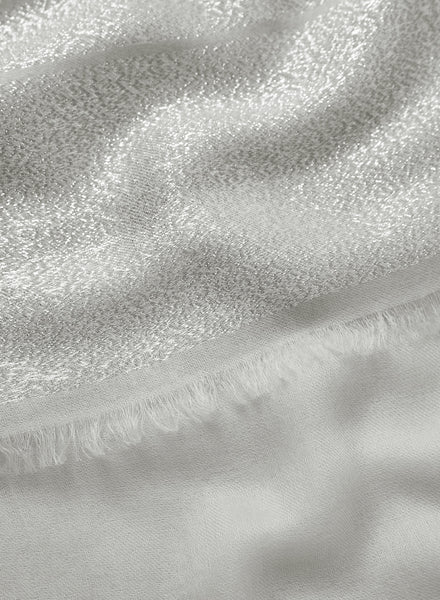 JANE CARR 230318-6236 The Tango Scarf – Cashmere - Lurex – col. Pearl – Silver – detail