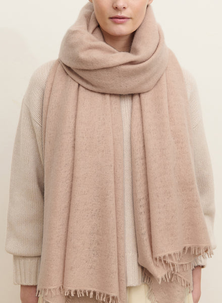 THE LUXE - Pale pink oversized cashmere knit wrap - Model