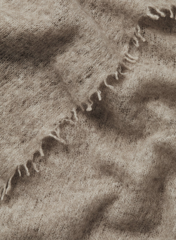 JANE CARR 230328-0846 The Luxe – Cashmere – col. Taupe – detail