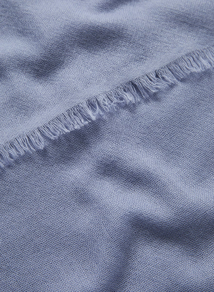 JANE CARR 230372-0818 The Fray Scarf – Cashmere – col. Dusky Blue – detail