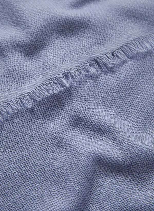 JANE CARR 230372-0818 The Fray Scarf – Cashmere – col. Dusky Blue – detail