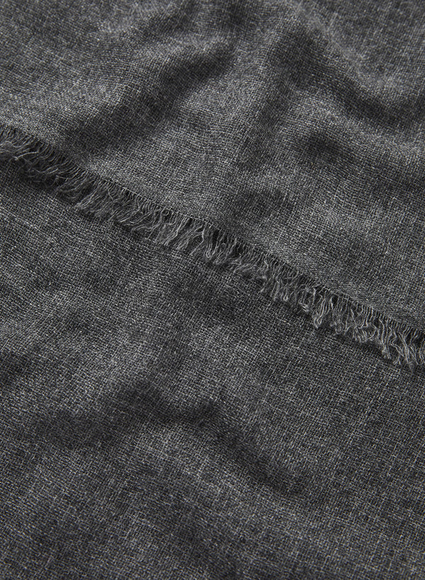 JANE CARR 230372-0823 The Fray Scarf – Cashmere – col. Granite – detail
