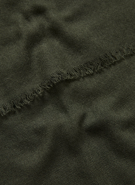 JANE CARR - THE FRAY SCARF - Khaki green woven pure cashmere scarf - detail