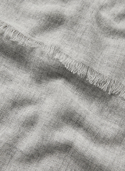 JANE CARR - THE FRAY SCARF - Pale grey woven pure cashmere scarf - detail