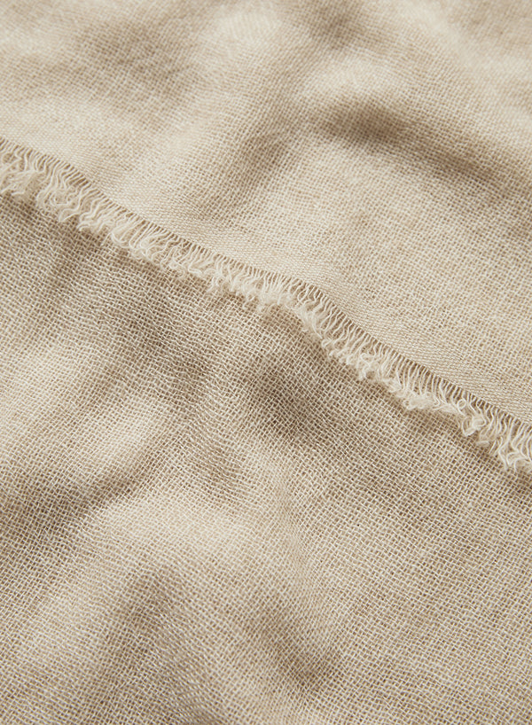 JANE CARR 230372-0832 The Fray Scarf – Cashmere – col. Natural – detail