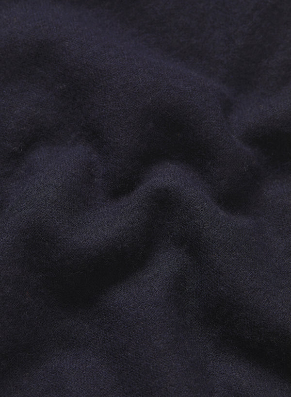 JANE CARR 230372-0833 The Fray Scarf – Cashmere – col. Navy – detail