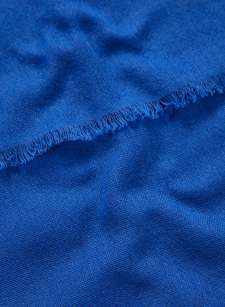 JANE CARR, THE FRAY SCARF - Royal blue woven pure cashmere scarf - detail