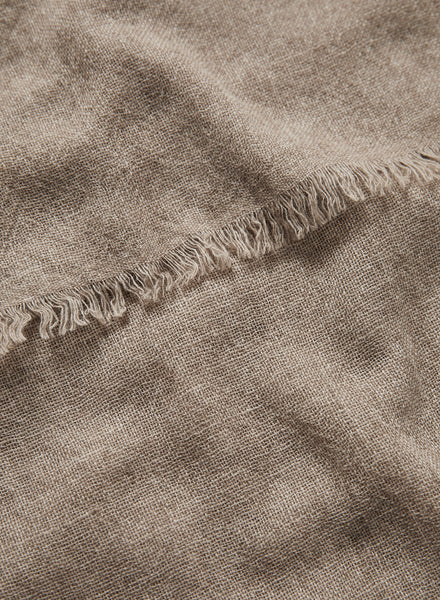 JANE CARR, THE FRAY SCARF - Taupe woven pure cashmere scarf - detail