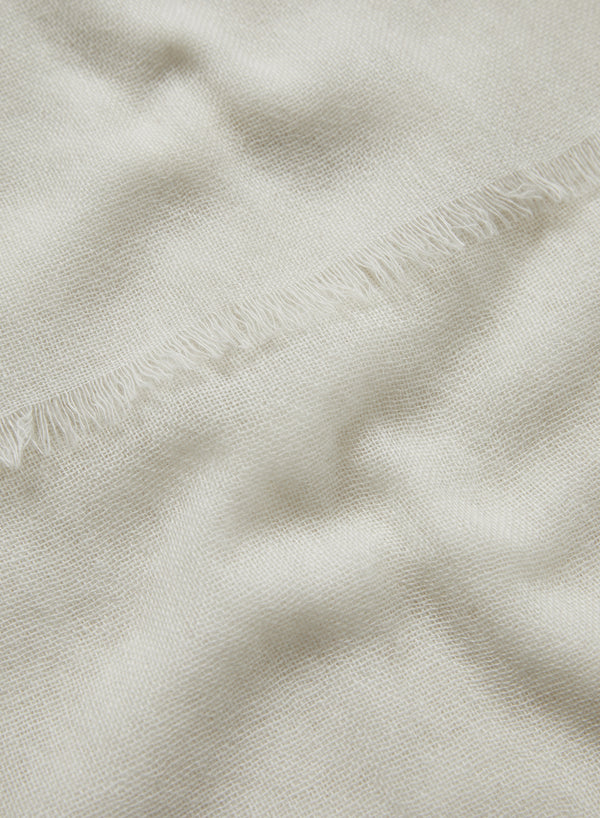 JANE CARR 230372-0848 The Fray Scarf – Cashmere – col. White – detail