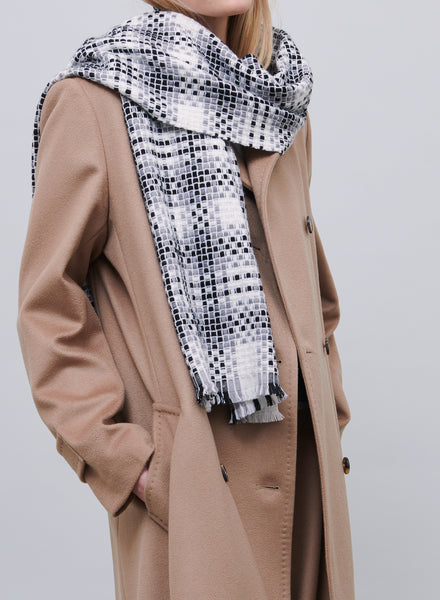 JANE CARR, THE PLAID SCARF - Monochrome checked wool and cashmere scarf - model