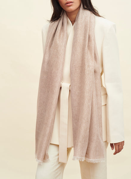 THE SUMMER COSMOS SCARF - Pink cashmere and linen scarf with silver Lurex - model
