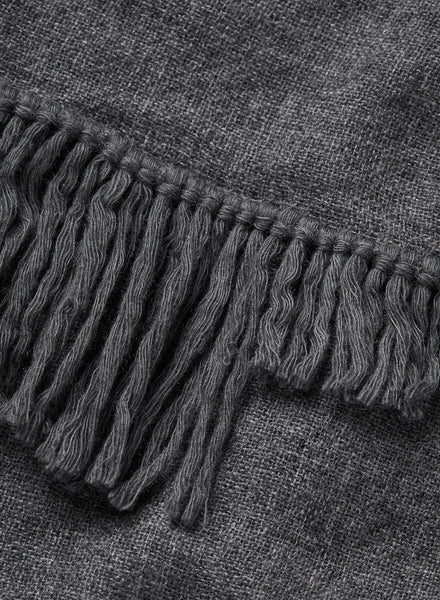 THE CHALET SQUARE - Dark grey fringed pure cashmere scarf - Detail