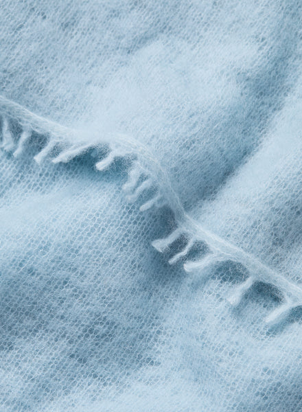 THE LUXE - Light blue oversized cashmere knit wrap - Detail