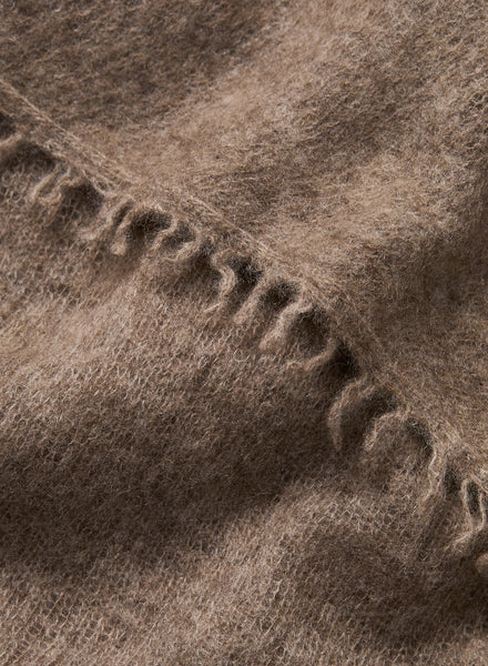 THE LUXE - Dark taupe oversized cashmere knit wrap - Detail