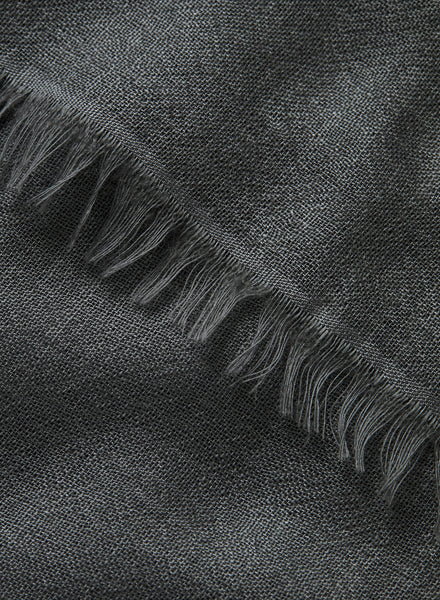 THE LÉGÈRE - Dark grey fine pure cashmere scarf - Detail