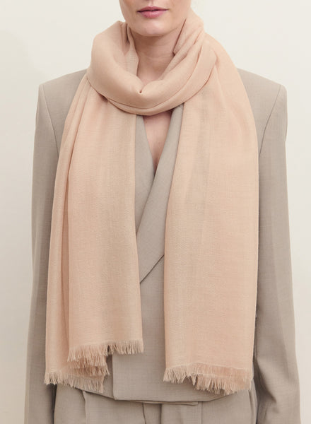 THE LÉGÈRE - Pale pink fine pure cashmere scarf - Model