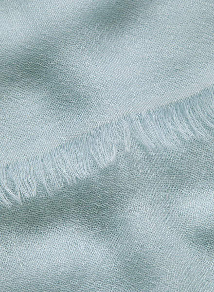 THE LÉGÈRE - Pale blue fine pure cashmere scarf - Detail