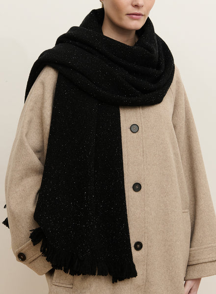 THE GLACIALE - Black bouclé cashmere scarf with silver Lurex - Model
