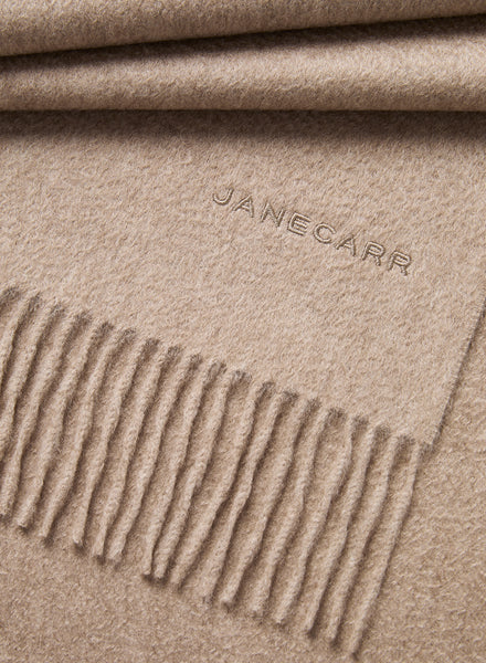 THE ARNO SCARF - Soft latte cashmere fringed scarf - Detail 1