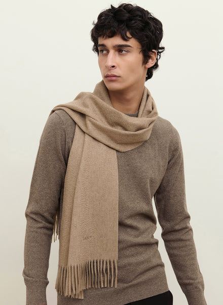 THE ARNO SCARF - Soft latte cashmere fringed scarf - male model 1