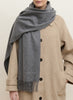 THE PALIO SCARF - Smoke grey large cashmere fringed scarf - Model 2