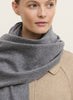 THE PALIO SCARF - Smoke grey large cashmere fringed scarf - Model 1