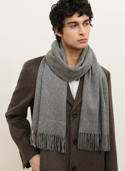 THE PALIO SCARF - Smoke grey large cashmere fringed scarf - male model 1