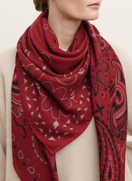 THE BANDANA SQUARE - Pomodoro red printed modal and cashmere scarf - female model