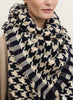 JANECARR - THE HOUNDSTOOTH SQUARE IN CHECKED CASHMERE AND WOOL - MARINER - MODEL 2