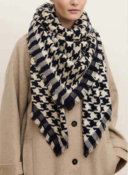 JANECARR - THE HOUNDSTOOTH SQUARE IN CHECKED CASHMERE AND WOOL - MARINER - MODEL