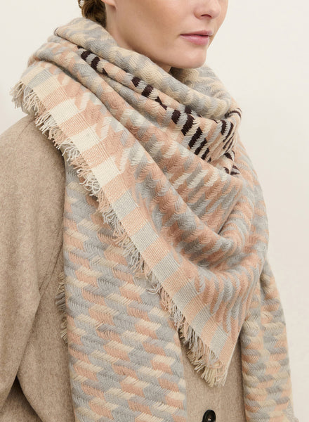 JANECARR - THE HOUNDSTOOTH SQUARE IN CHECKED CASHMERE BLEND - OWL - MODEL