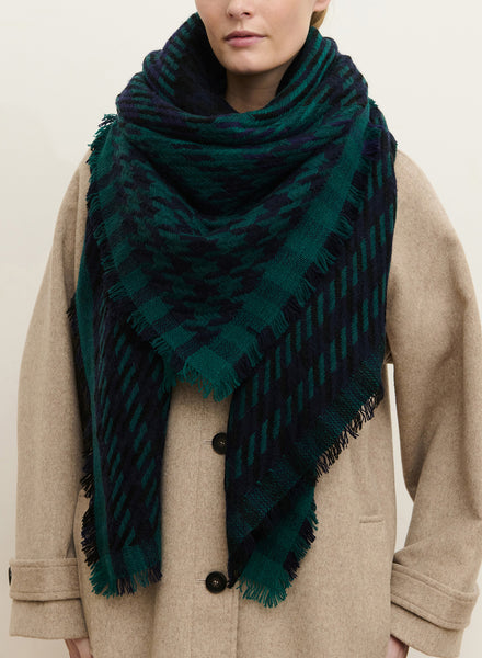 JANECARR - THE HOUNDSTOOTH SQUARE IN CHECKED CASHMERE BLEND - SERGEANT - MODEL